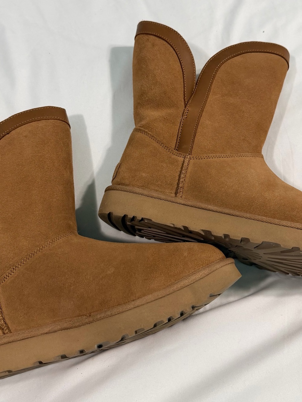 UGG Women's Chestnut Short Lunara new without box.